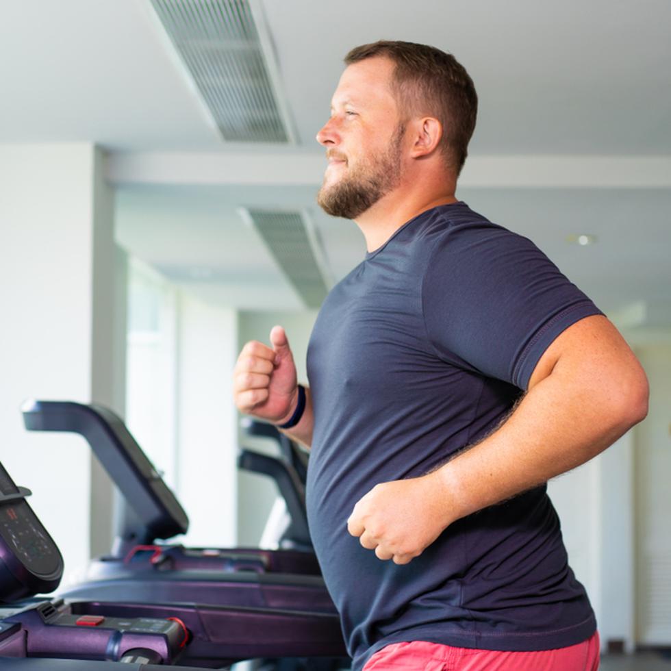 La manera más costoefectiva de bajar de peso es hacer modificaciones en los estilos de vida como reducir el total de calorías diarias en la dieta y hacer, al menos, 150 minutos a la semana de ejercicio aeróbico moderado.