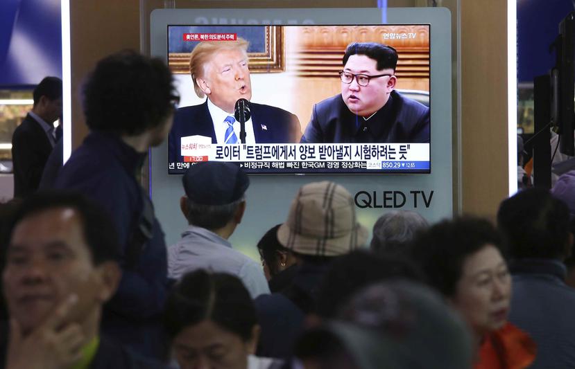 Un grupo de coreanos observan la noticia sobre la posible cancelación de la cumbre entre Trump y Kim Jong-un. (AP)