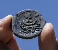 La foto muestra una cara de una moneda de bronce de hace casi 1,850 años hallada frente a la ciudad costera de Haifa, exhibida por la Autoridad de Antigüedades de Israel en Jerusalén.
