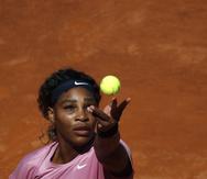 Serena Williams realiza un servicio contra la argentina Nadia Podoroska durante el partido en el Abierto de Italia.