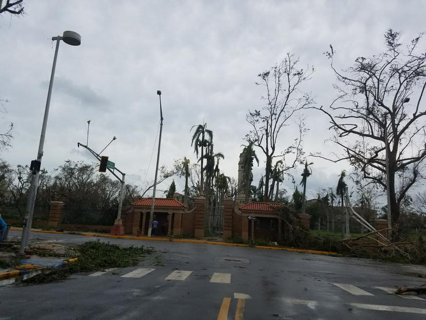 El huracán María afectó las instalaciones de la UPR de Río Piedras, incluyendo su entrada. (Libni Sanjurjo / GFR Media)
