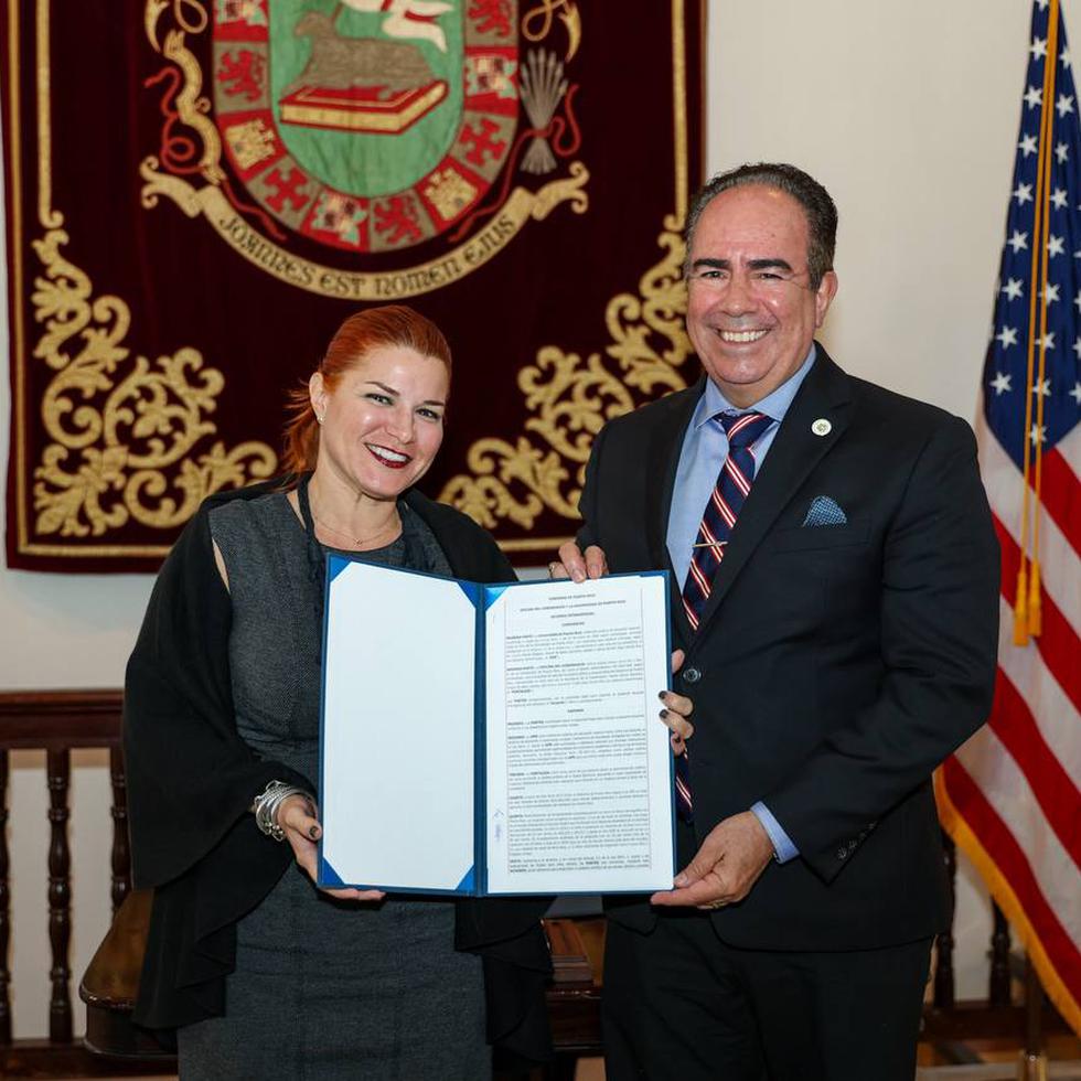 La secretaria de la Gobernación, Noelia García Bardales, y el presidente de la Universidad de Puerto Rico (UPR), Luis A. Ferrao, firmaron el acuerdo.