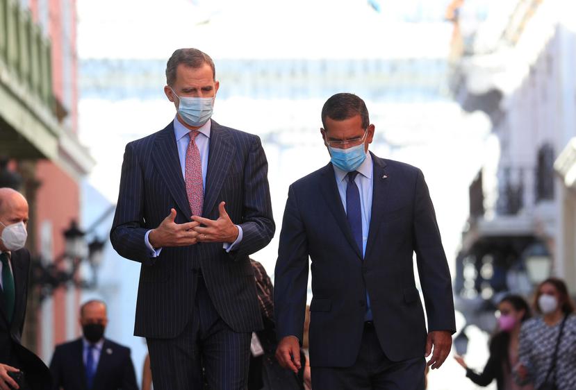 El rey de España, Felipe Vi, y el gobernador Pedro Pierluisi caminan por la calle Fortaleza frente a la mansión ejecutiva.