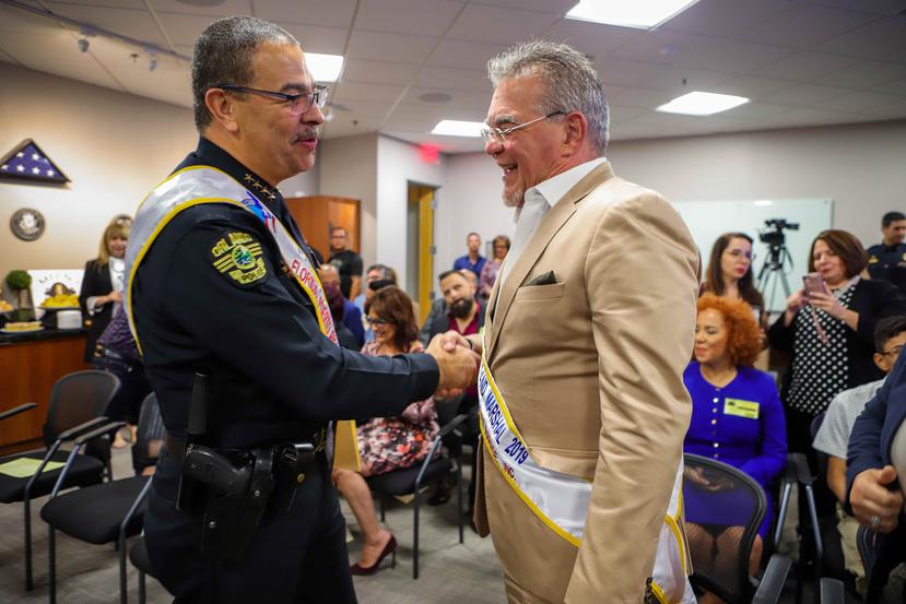 Orlando Rolón, jefe fe la policía de Orlando, junto a Roberto Torres, mariscal de salud de la parada. (Carla D. Martínez / Especial GFR Media)