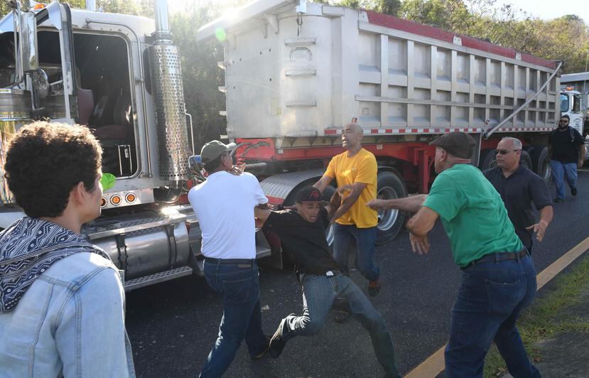 El altercado se registró cuando el camionero confrontó a los manifestantes que impedían el paso del camión.