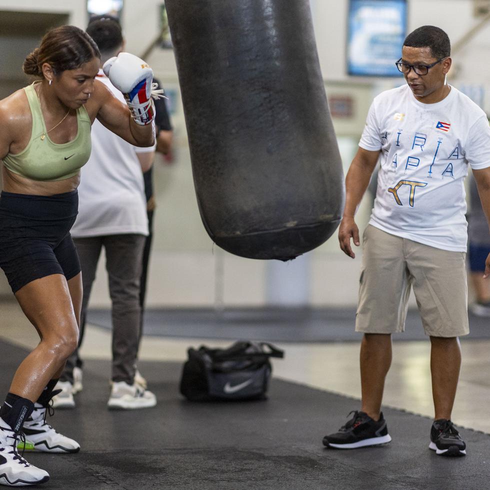 Kiria Tapia en un entrenamiento con Iván Calderón.