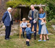 El encuentro de David Attenborough con los duques de Cambridge y sus tres hijos tuvo lugar la semana pasa en el palacio de Kensington. (Foto: EFE)