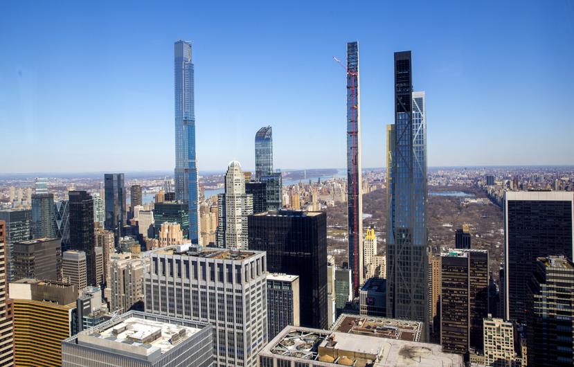Cuatro rascacielos residenciales se alzan sobre el perfil de Manhattan al sur del Central Park: (de izquierda a derecha) Central Park Tower, One57, Steinway Tower y MoMA Expansion Tower.