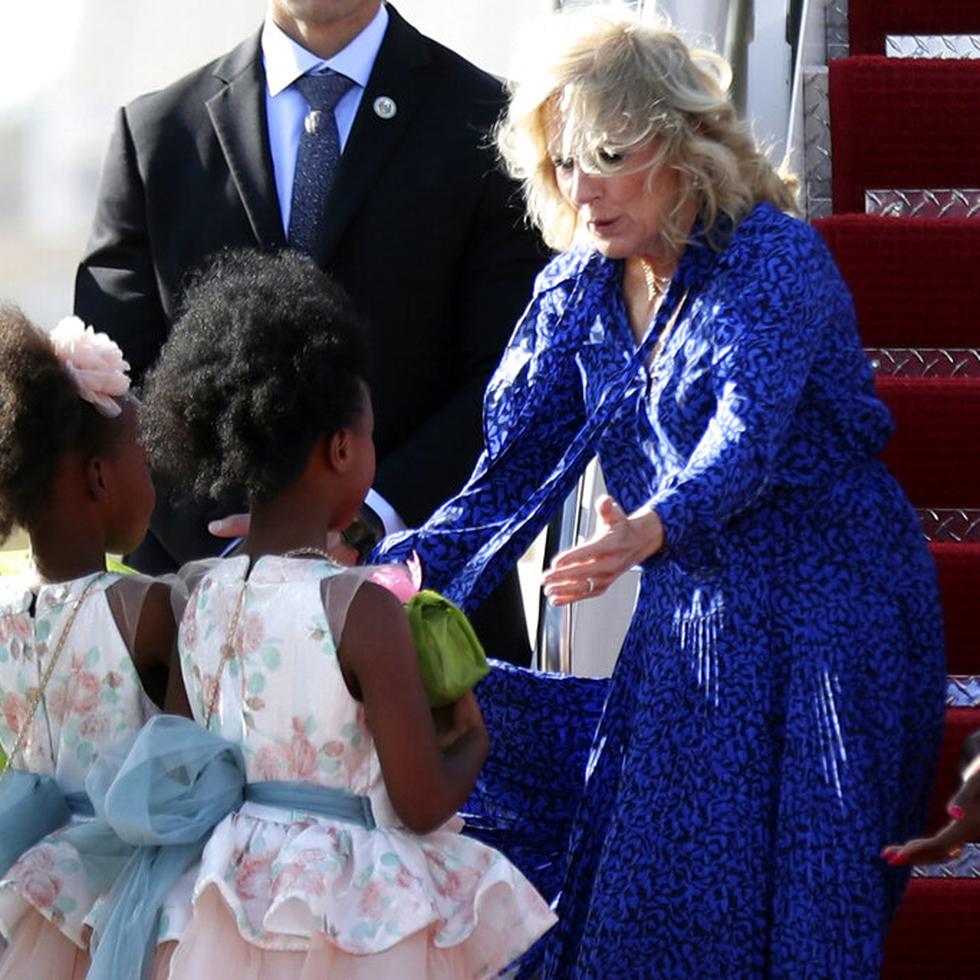 La primera dama de Estados Unidos, Jill Biden, arriba a Nairobi, Kenia, para una visita de tres días al país, viernes 24 de febrero de 2023. (AP Foto/Brian Inganga).