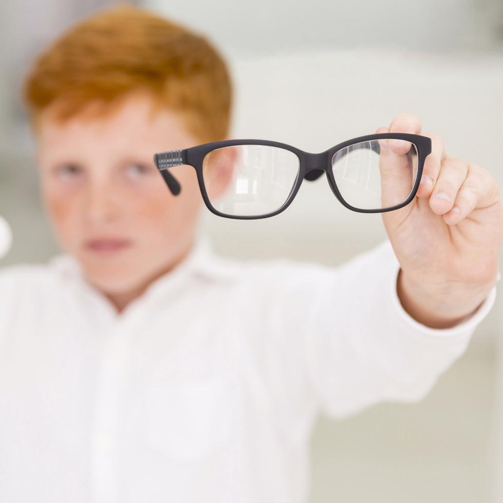 La miopía infantil se corrige con gafas, lentes de contacto y en algunos casos con cirugía.