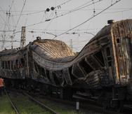 Un trabajador ferroviario junto a un tren fuertemente dañado después de un ataque de tropas rusas a una estación de trenes en Chaplyne, Ucrania. (Archivo)