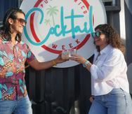 El mixólogo Roberto Berdecía y Deliana Olmo, cofundadora del Puerto Rico Cocktail Week.