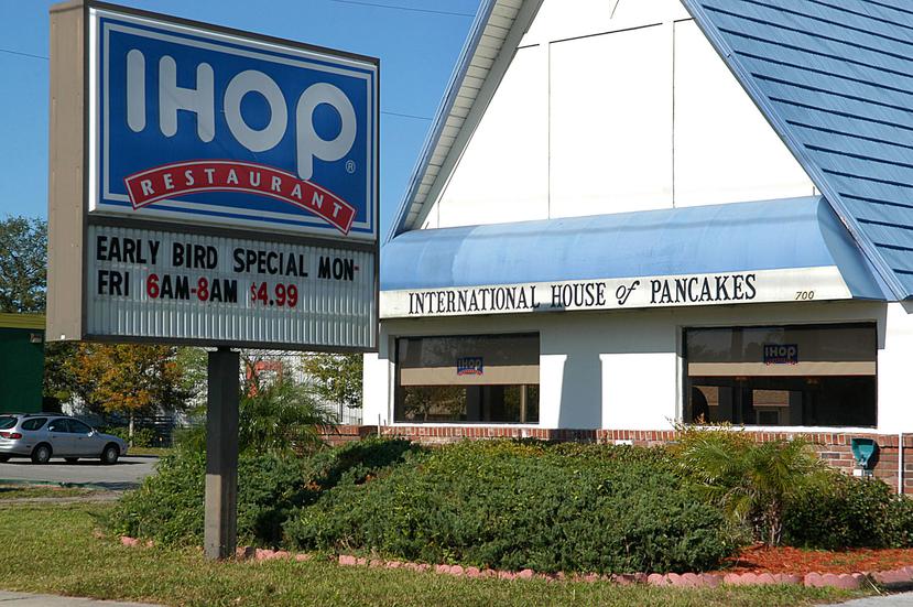 Durante su reunión anual de accionistas el pasado mes, IHOP reportó que casi la mitad de sus clientes visitan un IHOP para desayunar, mientras que el 28% va para almorzar, 16% para cenar, y 7% visita tarde en la noche.  (Archivo)