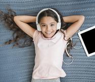 Aunque los audífonos se pueden utilizar como una herramienta educativa, el uso prolongado de estos accesorios puede afectar la audición de los chicos.