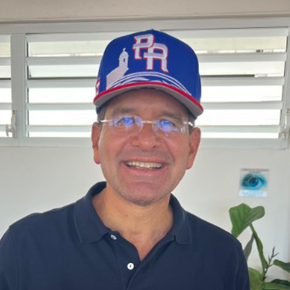 El gobernador Pedro Pierluisi publicó en sus redes sociales esta imagen en la que utiliza la gorra del equipo de Puerto Rico.