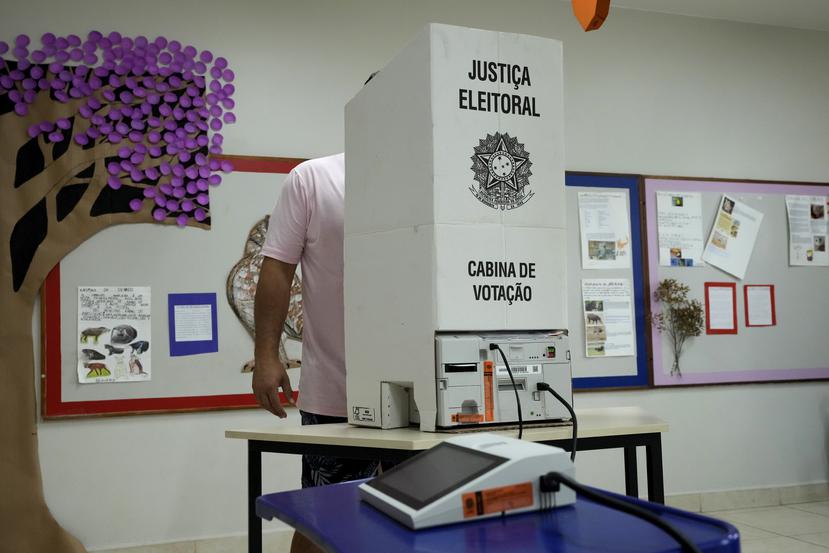 Un trabajador electoral instala una máquina de voto electrónico en un centro electoral antes de la segunda vuelta de las elecciones presidenciales en Brasilia, Brasil.