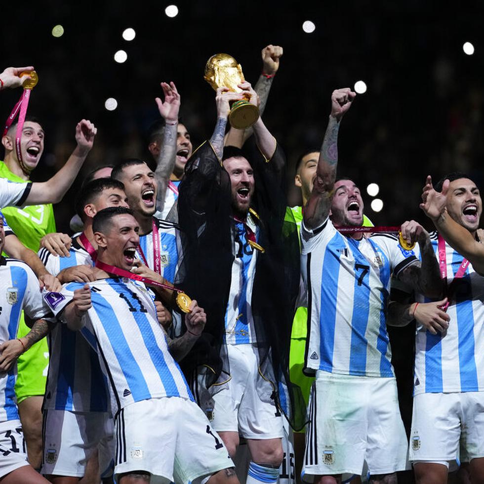 Los jugadores de Argentina celebran junto a su capitán Lionel Messi.