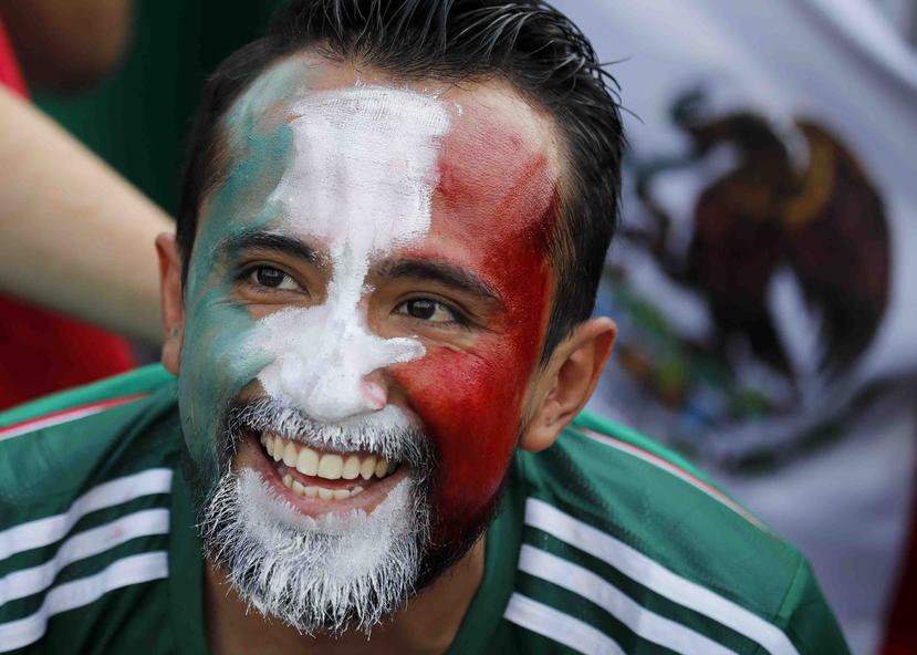 Un fanático de México sonríe en pleno partido. (AP)