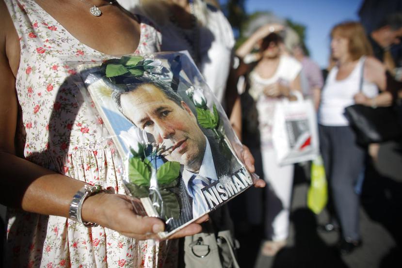 Una mujer sostiene una foto del Fiscal Alberto Nisman, durante una macha en reclamo por el esclarecimiento de su muerte (AP).