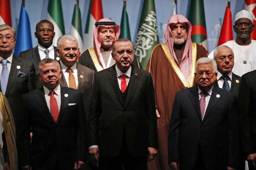 El presidente de Turquía, Recep Tayyip Erdogan, en el centro, entre el rey de Jordania, Abdullah, II, y el presidente palestino, a la derecha, posan para fotografías con otros líderes antes de la sesión de apertura de la cumbre de la Organización de Coope