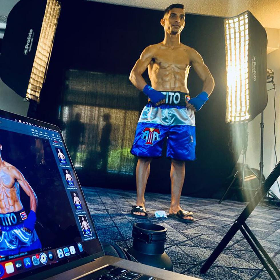 El peleador Ángel "Tito" Acosta posa para unas fotos promocionales de cara a su pelea titular ante el japonés Junto Nakatani.