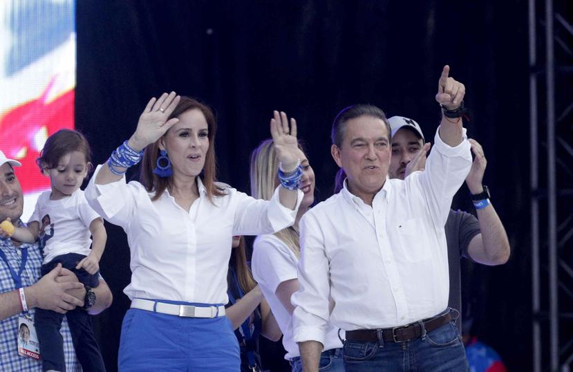 A la izquierda Yazmín Colón acompañada de su esposo y nuevo presidente de Panamá, Laurentino Cortizo. (AP)