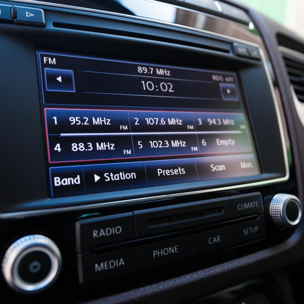 Fabricantes como Tesla, Ford, BMW y Volkswagen utilizan unidades de radio interactivas que, en ocasiones, omiten receptores de banda AM para incluir receptores FM y satelitales.
