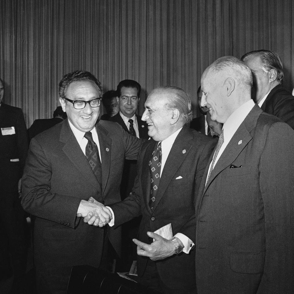 El entonces secretario de Estado federal, Henry Kissinger (a la izquierda), saluda al ministro argentino de Exteriores, Alberto J. Vignes, el 22 de febrero de 1974.