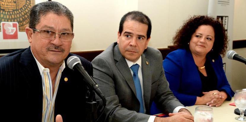 Carlos Rodríguez, presidente de los Industriales (izquierda); Héctor Ledesma, presidente de la Cámara de Comercio; y Liliana Cubano, presidenta de la Asociación de Productos de Puerto Rico, son tres de los firmantes de la carta.