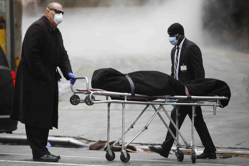 El gobernador Andrew Cuomo describió la cifra de muertes como un indicador rezagado que refleja el deceso de personas que enfermaron al inicio del brote. (AP / John Minchillo)