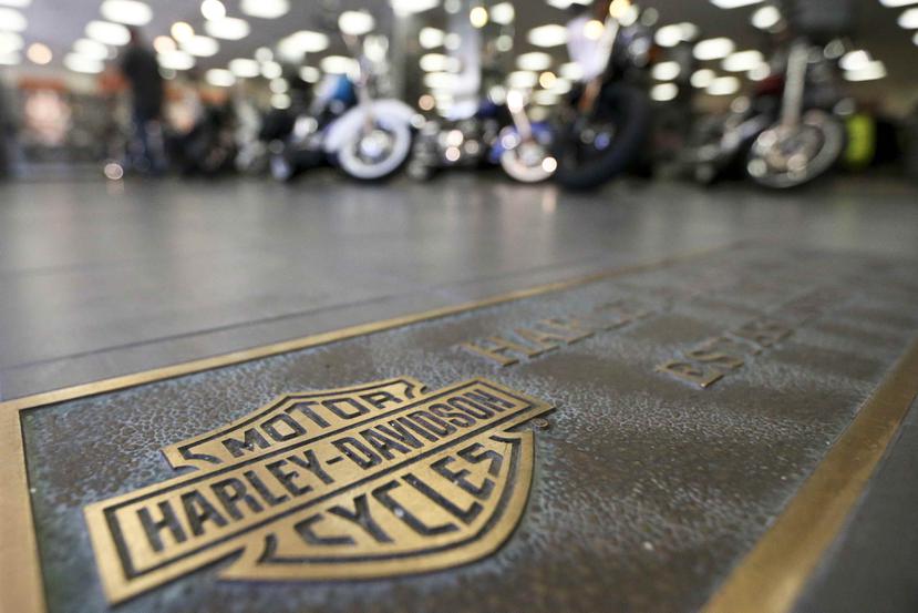 Varias motocicletas Harley-Davidson formadas detrás de un logotipo de la empresa en el piso de una sala de exhibición en Glenshaw, Pensilvania. (AP)