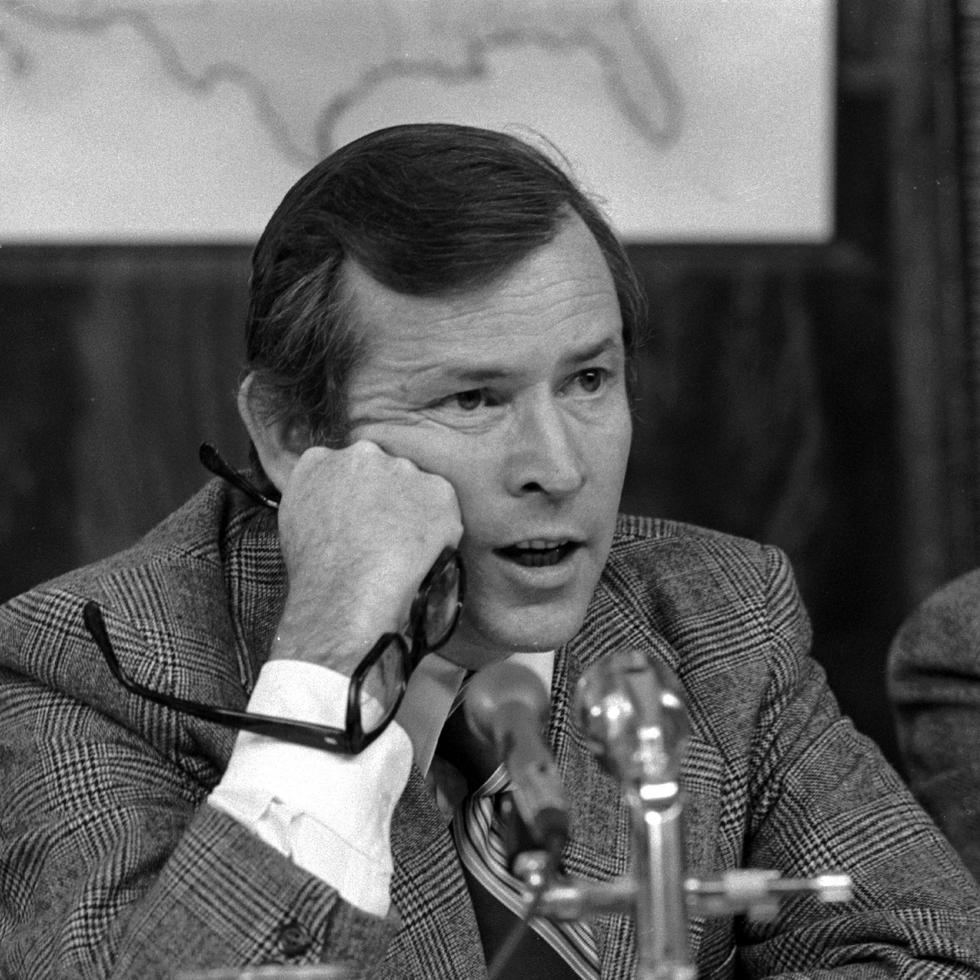 El senador Howard Baker fotografiado durante las audiencias de Watergate en Washington el 18 de mayo de 1973. Baker fue el republicano que ayudó a destapar la olla del escándalo de Watergate.