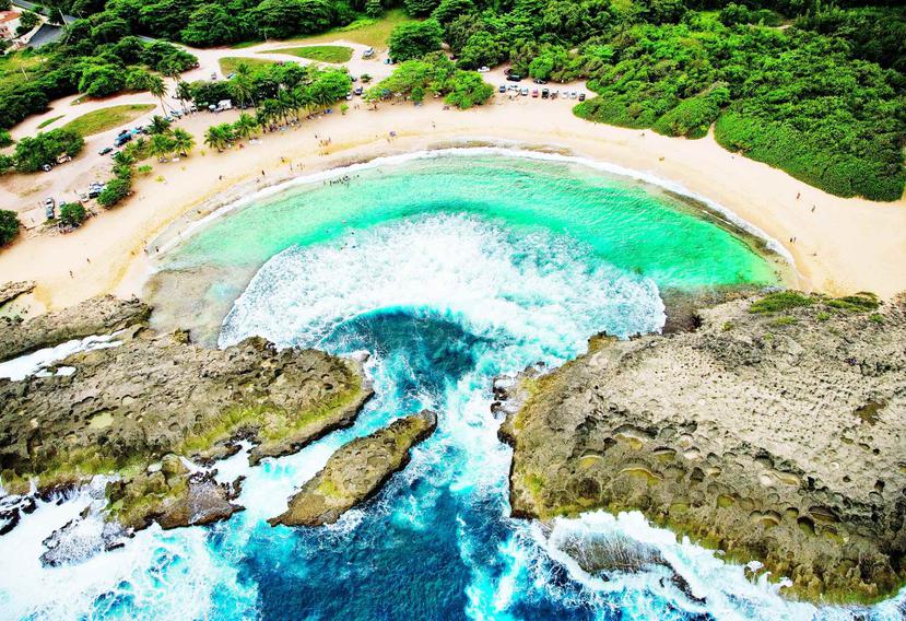 La playa de Mar Chiquita es un ecosistema icono de Puerto Rico por su forma y lo que ofrece a los bañistas y visitantes. (Archivo GFR Media)