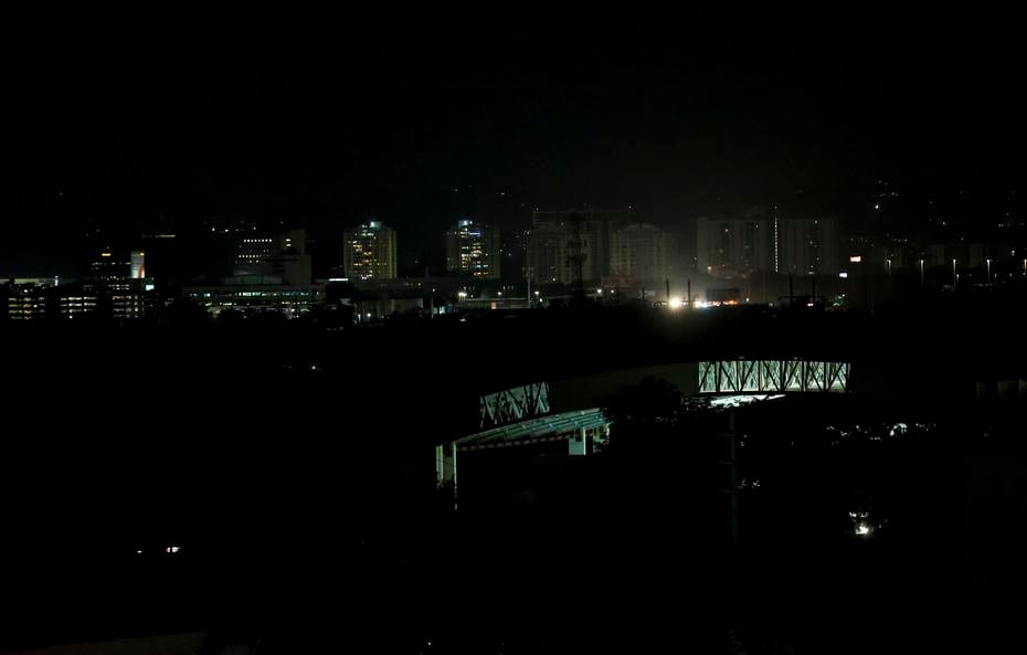 The photos show sectors of San Juan and Santurce in the dark due to the general blackout.