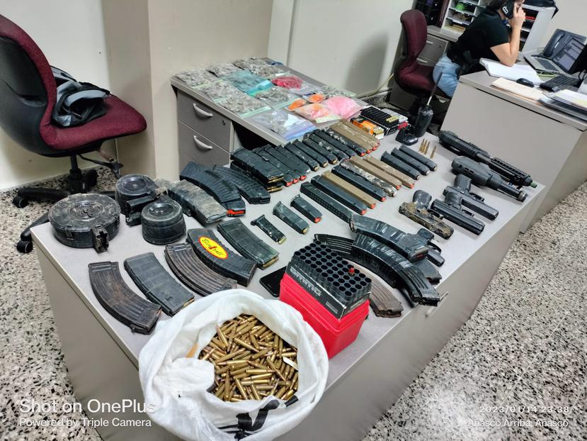 Las armas y municiones que se les ocuparon a un padre y su dos hijos en Añasco.