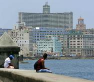 Dos hombres observan la vista mientras descansan sentados en el Malecón de La Habana. (GFR Media)