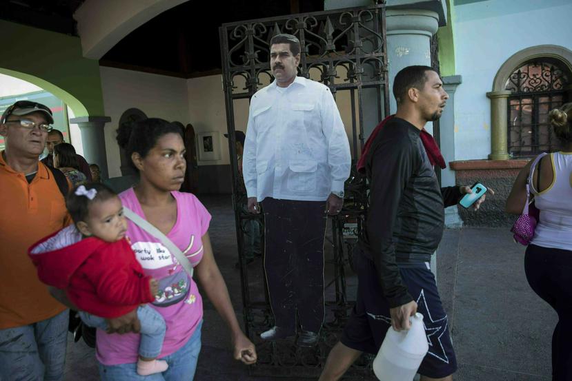 Un cartón recortado a tamaño natural con la fotografía del venezolano Nicolás Maduro en la entrada de un parque público en Caracas, Venezuela, el viernes 25 de enero de 2019. (AP/Rodrigo Abd)