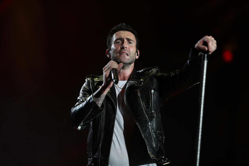 La imagen de archivo muestra a Adam Levine cantando durante un concierto en 2017 en Brasil. (EFE)