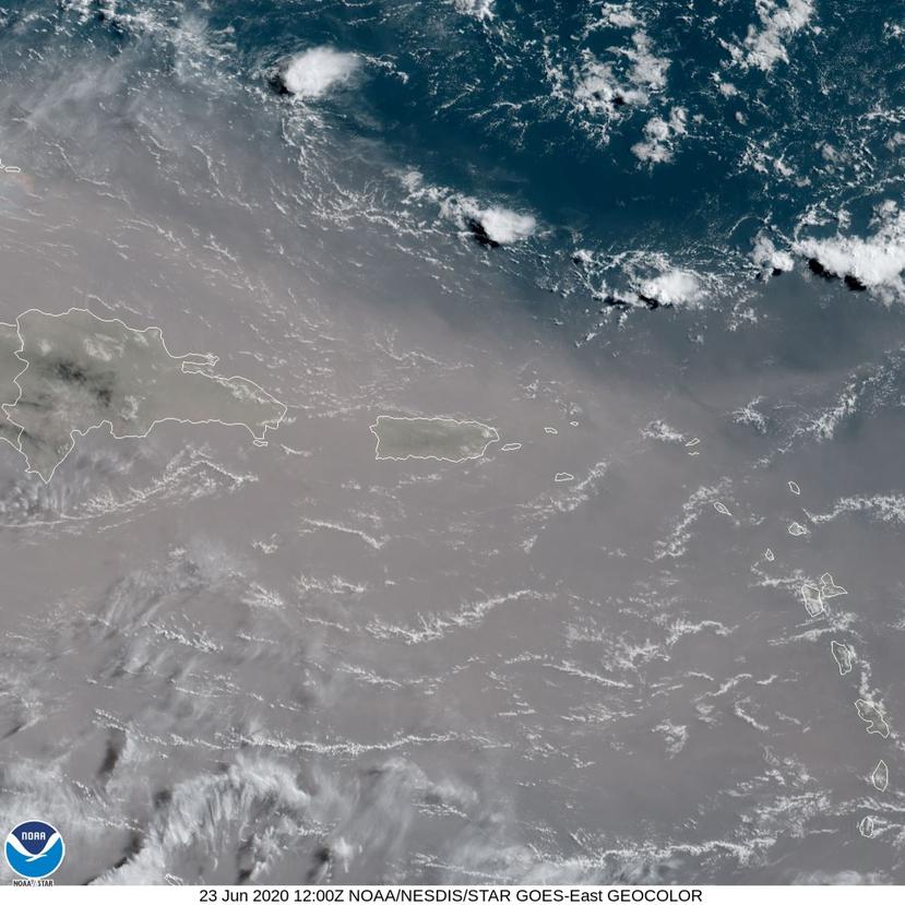 Imagen del satélite de la Noaa muestra a Puerto Rico cubierto este martes por polvo del Sahara. (Noaa)