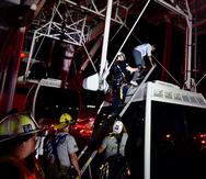 Bomberos rescatan a personas que quedaron atrapadas en la atracción del del ICON Park en Orlando.