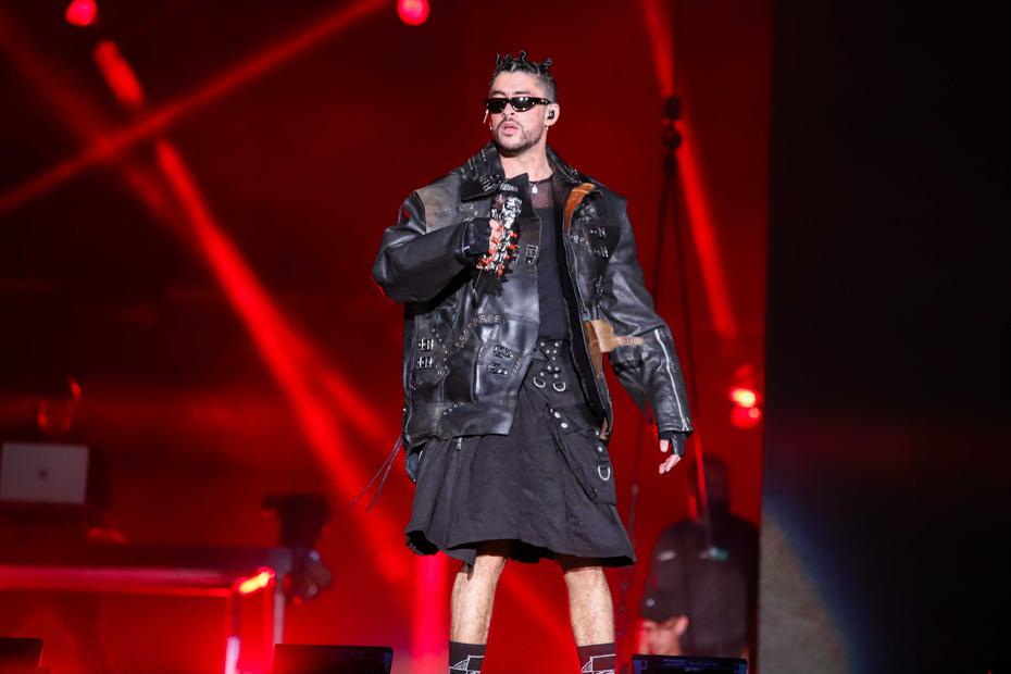 Although Bad Bunny retained the leather vest and transparent shirt that he used in the opening performance on Friday, this time he took the stage with what appeared to be a skirt.