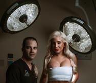 Miss Gala junto a su cirujano plástico, el Dr. Derek Marrero, quien le realizó un "mommy makeover".