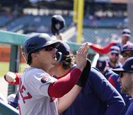 Kike Hernández, de los Red Sox, es felicitado por sus compañeros de equipo tras anotar una carrera en el partido ante Detroit.