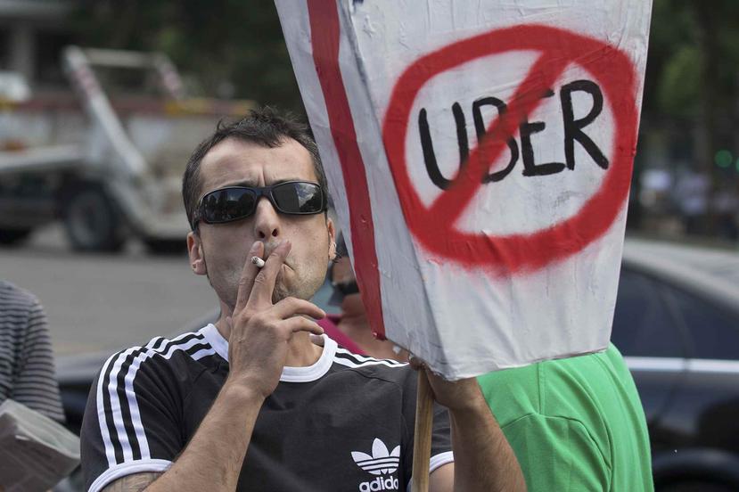 Los taxistas en España hicieron huelgas en marzo y mayo para protestar por lo que consideran la competición injusta de Uber y Cabify. (AP)