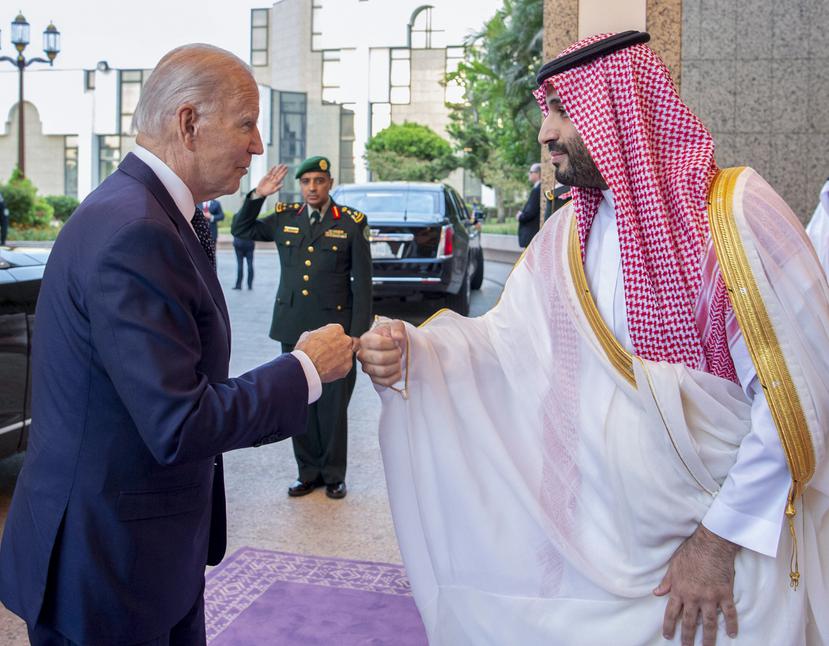 En esta imagen difundida por el Palacio Real saudí, el príncipe heredero saudí Mohammed bin Salman, a la derecha, saluda al presidente Joe Biden con un choque de puños tras su llegada al palacio de Al-Salam en Jeddah, Arabia Saudí, el viernes 15 de julio de 2022.
