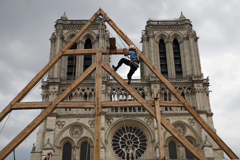 Un carpintero trabaja en la catedral de Notre Dame de París, Francia. (Archivo)