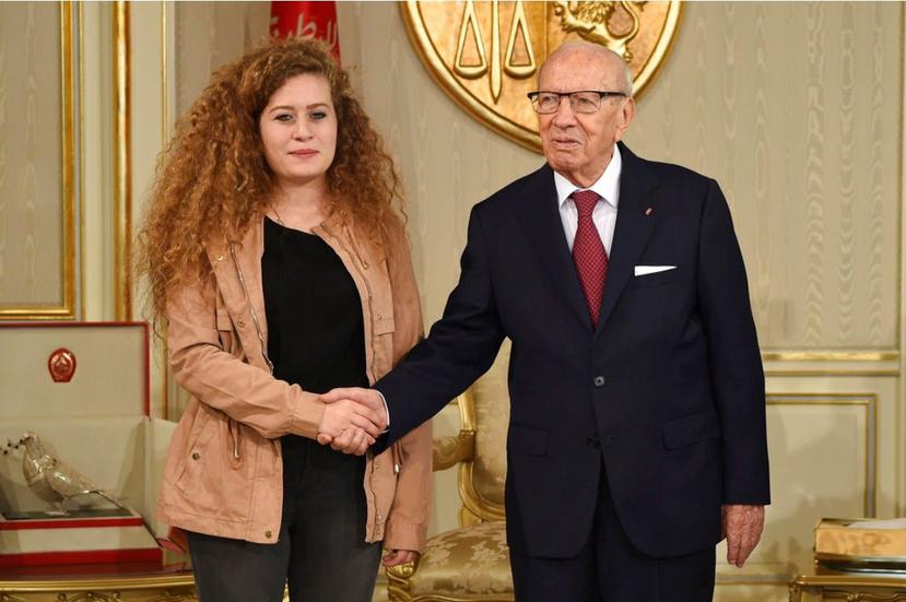 La joven palestina Ahed Tamimi es recibida por el presidente de Túnez Beji Caid Essebsi. (AP)