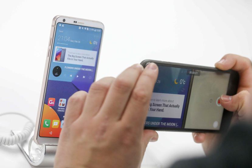 LG dio a conocer un nuevo teléfono, el G6, antes de la inauguración el lunes de la feria Mobile World Congress en Barcelona. (Bloomberg)
