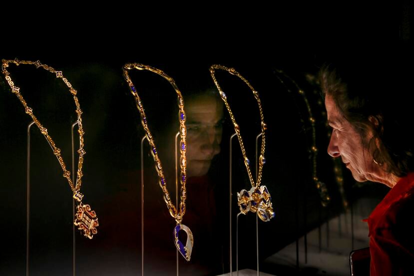 La colección exhibe joyas que pertenecieron o fueron usadas por actrices legendarias de Hollywood. (AP)