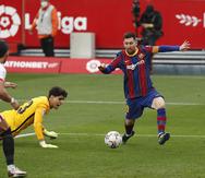 Messi se apresta a anotar un gol contra el Sevilla.